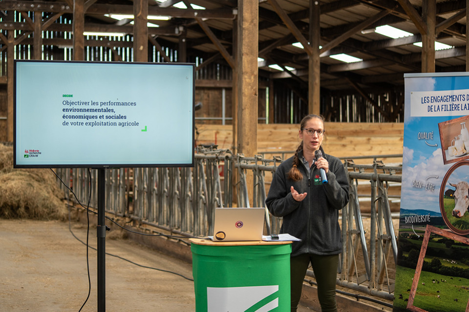 Astrid LORIERS présentant les résultats de la ferme de l’Esclaye  Caption